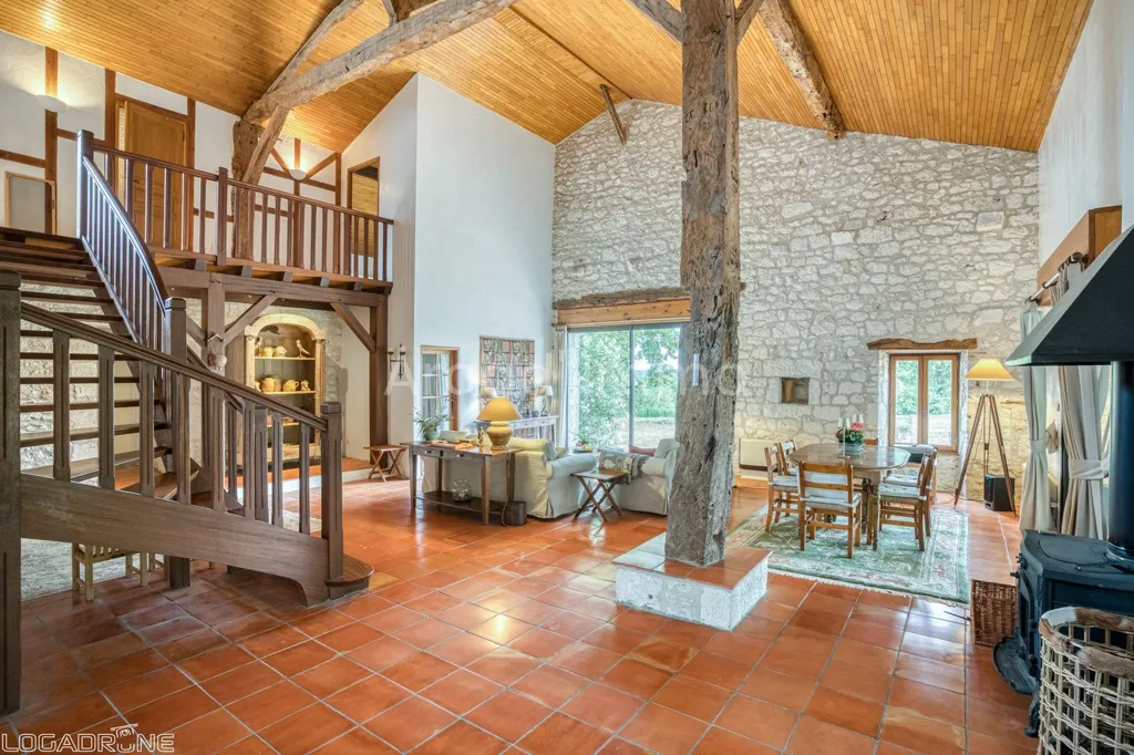 Séjour - Maison avec Piscine et Vue sur la Vallée à Eymet