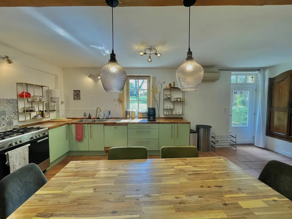 Cuisine - Maison en Pierre avec Piscine et Vue Nature