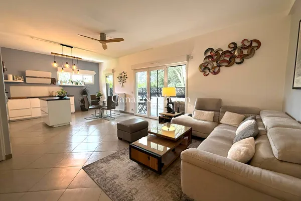 Séjour - Appartement Rez-de-Jardin avec Terrasse et Piscine à Fréjus