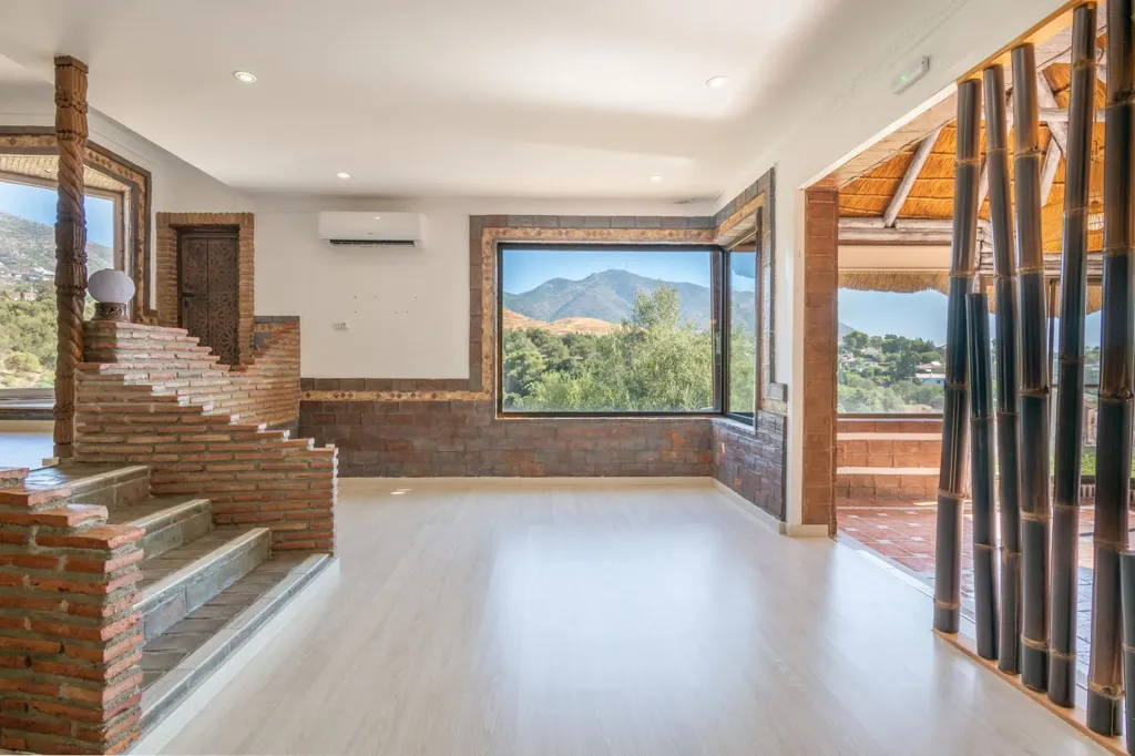 Elutuba - 7-Bedroom Villa with Mountain View in Mijas