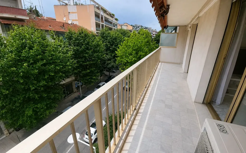 Balcon - Appartement Traversant avec Terrasse à Nice