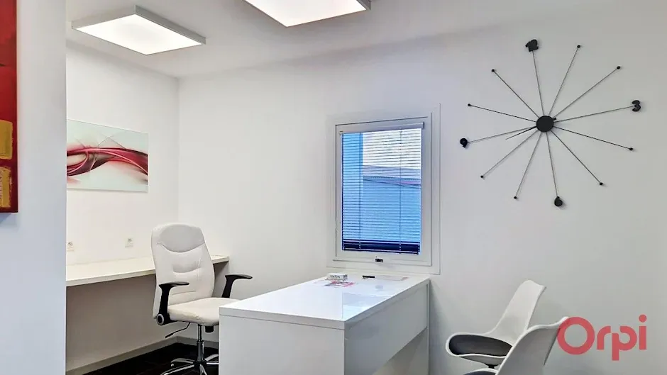 Kabinet - Commercial Space with Parking in Toulouges