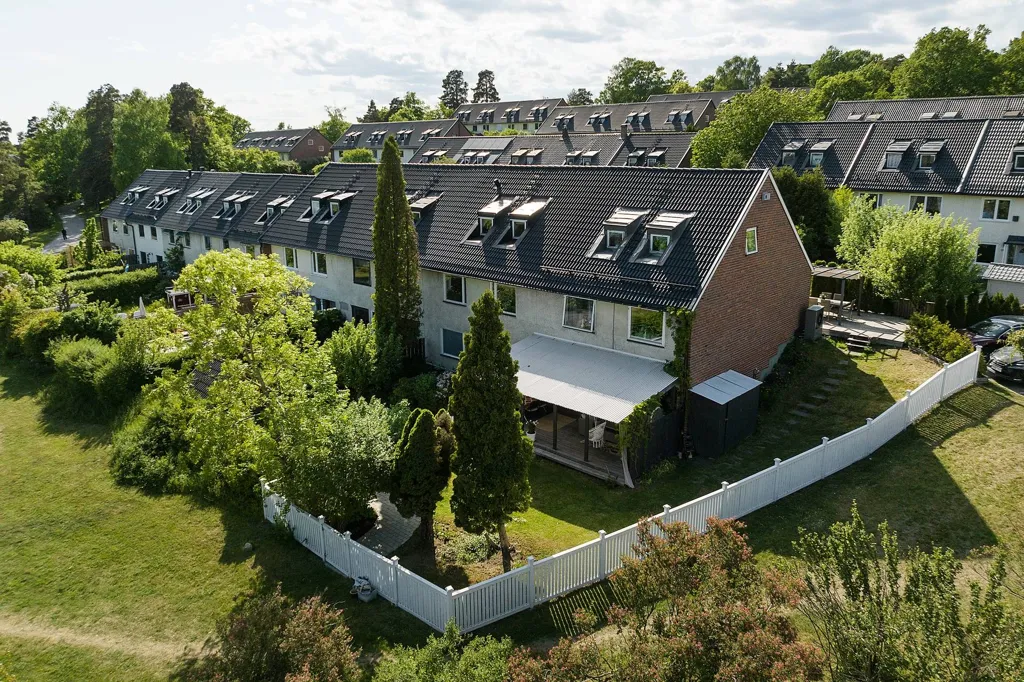 Õhuvaade - Renovated Terraced House with Corner Plot