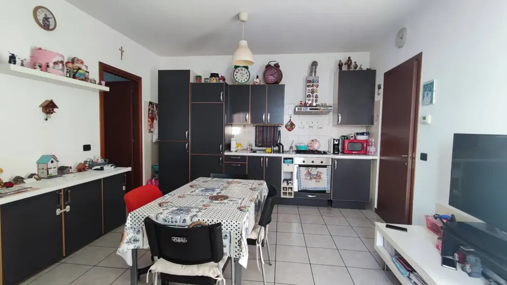 Salle à manger - Bright Trilocale with Balconies in Gallarate