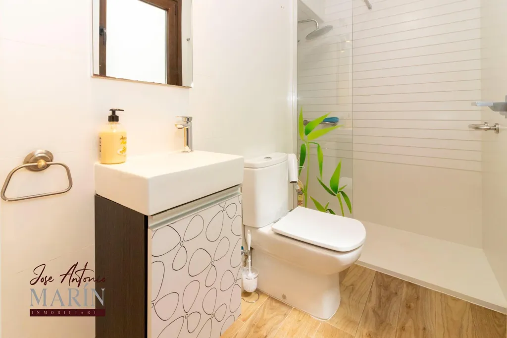 Salles de bain - Apartment with Balcony in Old Town Centre