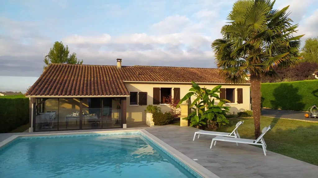 Piscine - Maison avec Piscine et Jardin à Neuvic