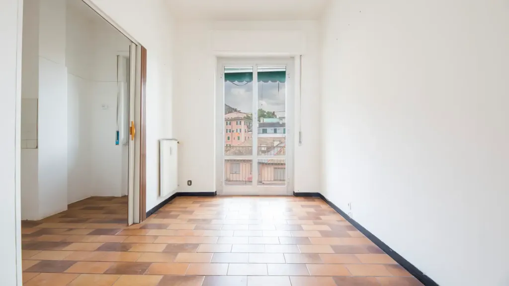 Rooms - Bright Apartment with Balcony in Genoa