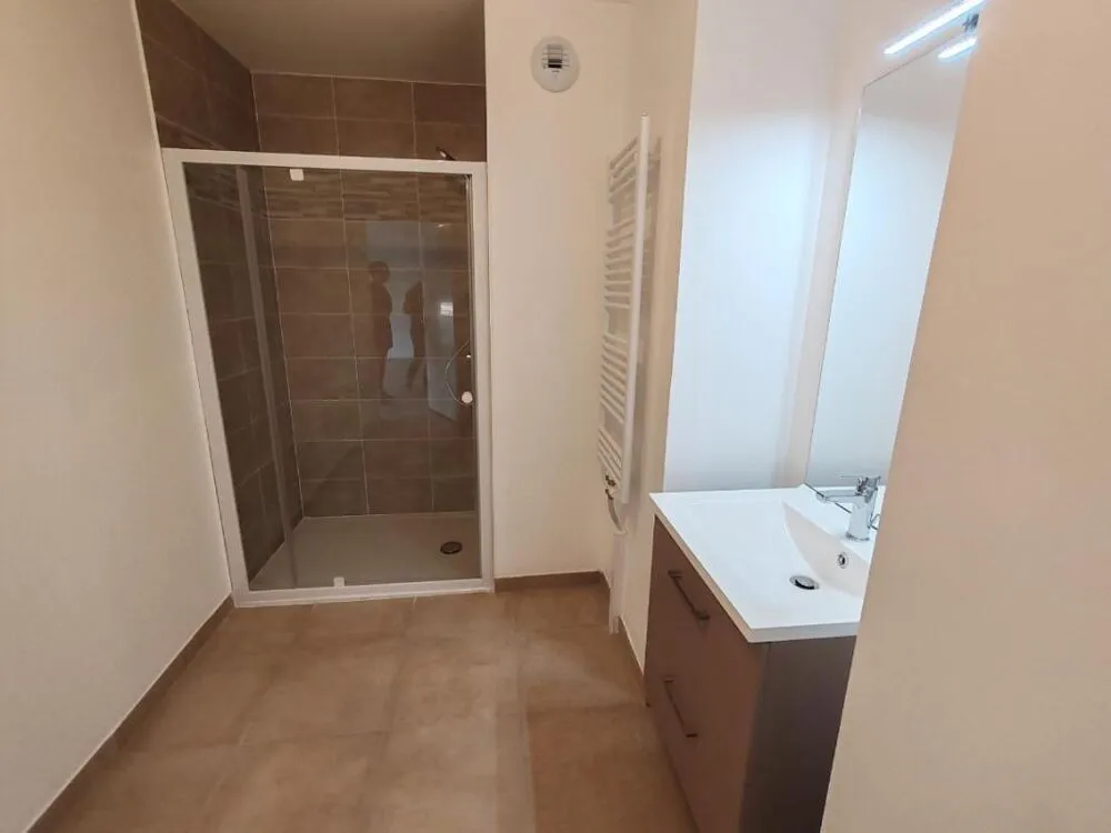 Vannitoad - New 2-Bed Flat with Terrace in Chartres