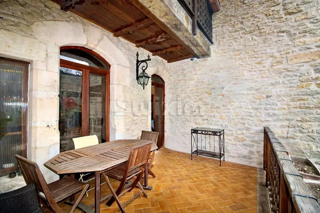 Terrasse - Maison de Charme avec Poutres Apparentes à Ornans
