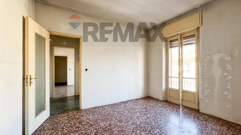 Rooms - 2-Bedroom Apartment for Renovation in Vercelli