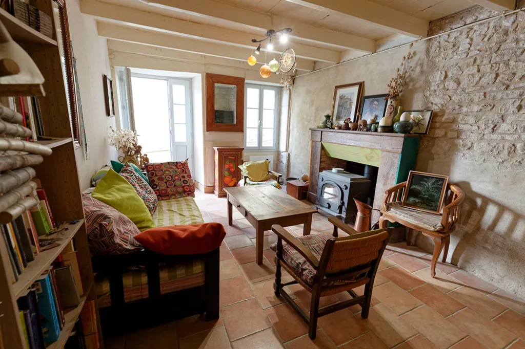 Living Room - Village House with Courtyard in Varaignes