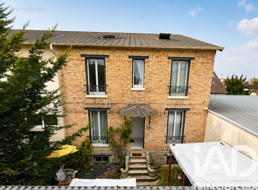 Exterior - Triplex Apartments with Metro Access in Champigny-sur-Marne