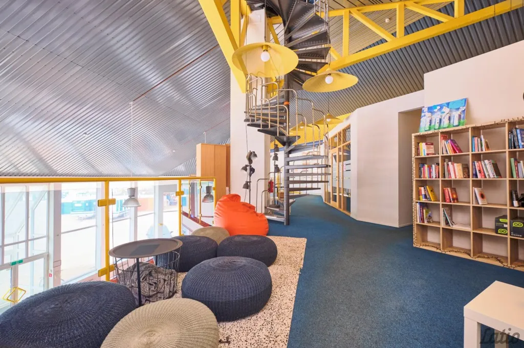 Toad - Commercial Space with Extensive Asfaltēta Area in Riga
