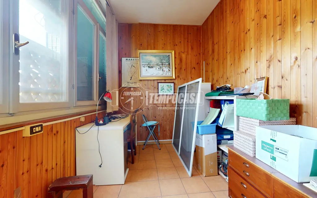 Office - Trilocale with Lake View in Mantua