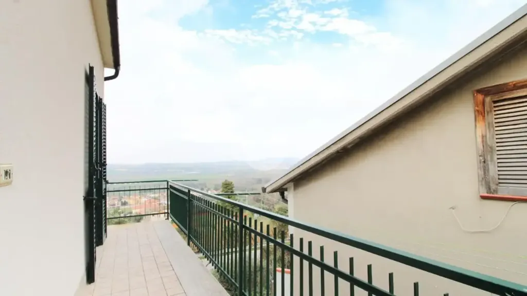 Balkon - Semi-Independent House with Solar Panels in Atri