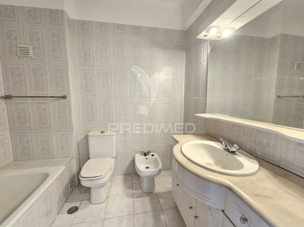 Salles de bain - Spacious T2 Apartment with Two Fronts in Pinhal Novo