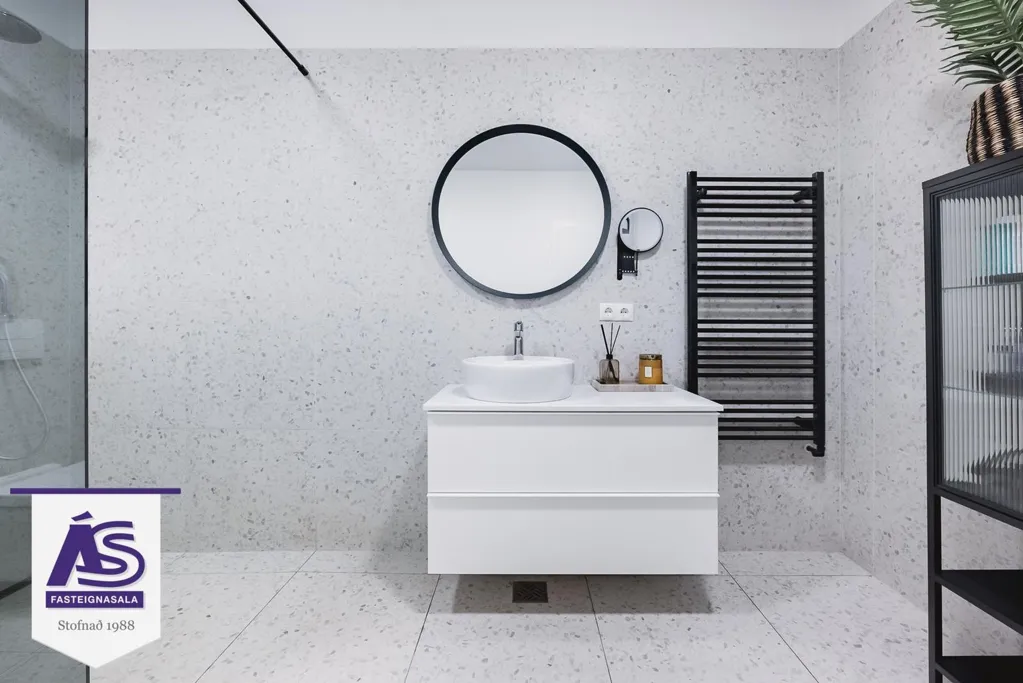 Bagni - Newly Built Duplex with Garden in Skarðshlíð