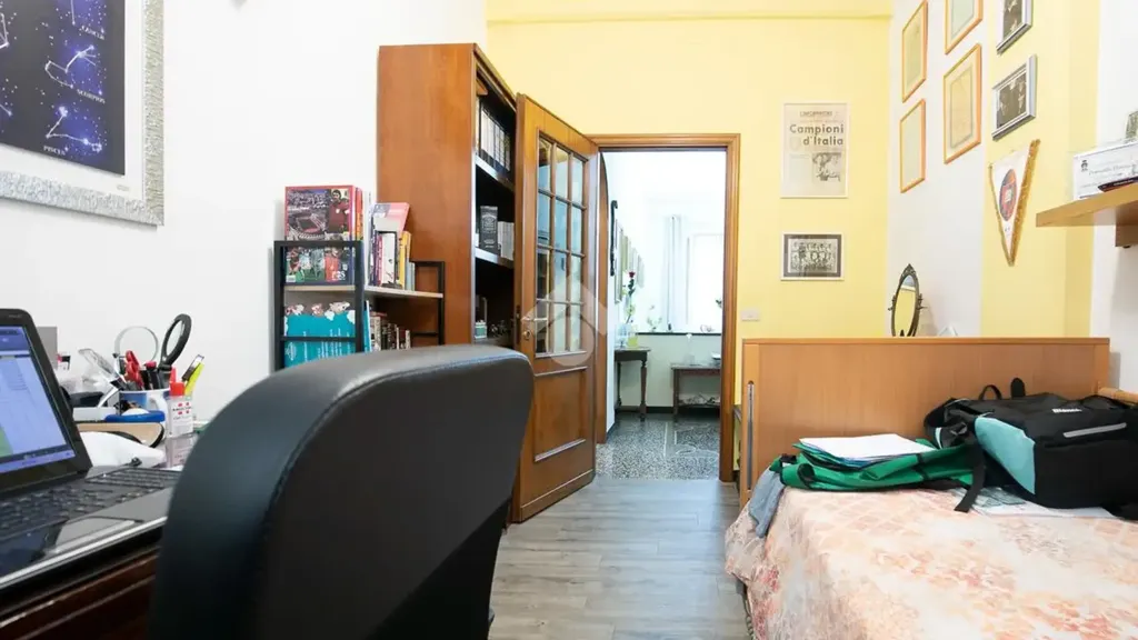 Bureau - Rustic-Style Apartment with Central Location in Genoa