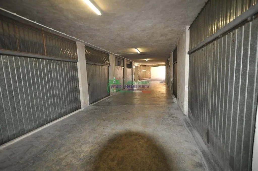 Garaaž - Apartment with Balconies in Via Archimede, Ragusa