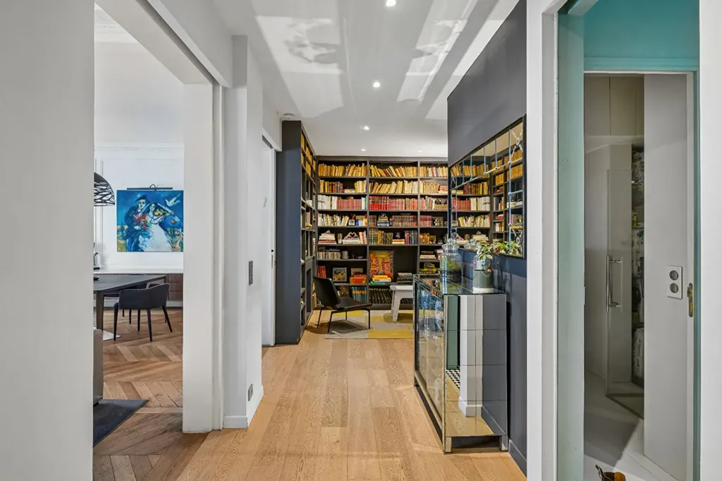 Esik - Haussmannian Flat with Balcony in Paris XVII
