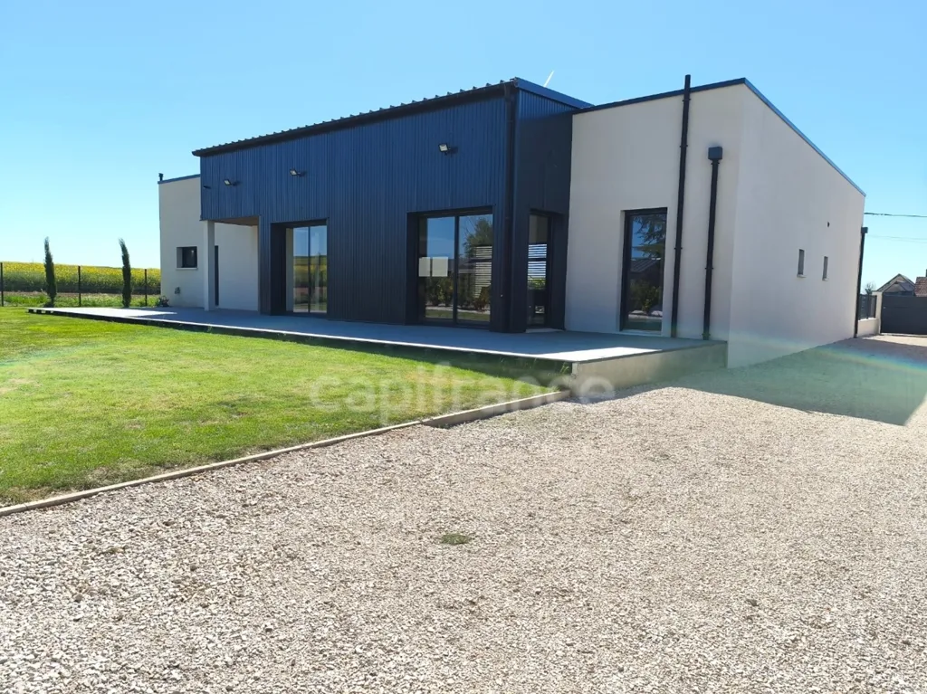 Extérieur - Maison Contemporaine avec Terrasse dans un Environnement Calme