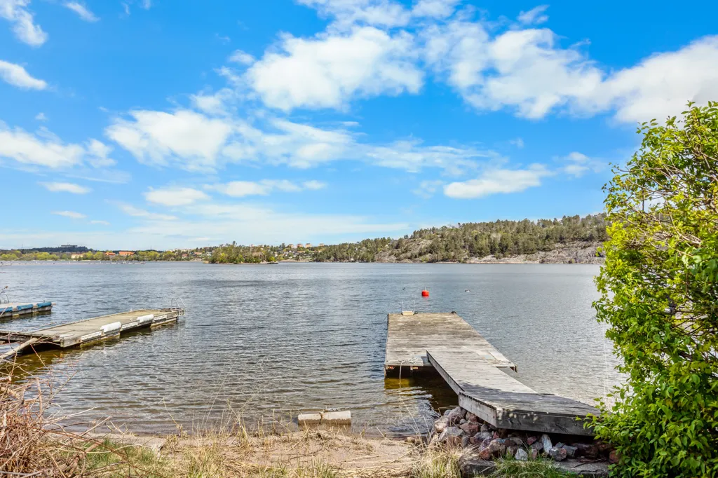 Aed - Lakefront Plot with Panoramic View in Edsviken