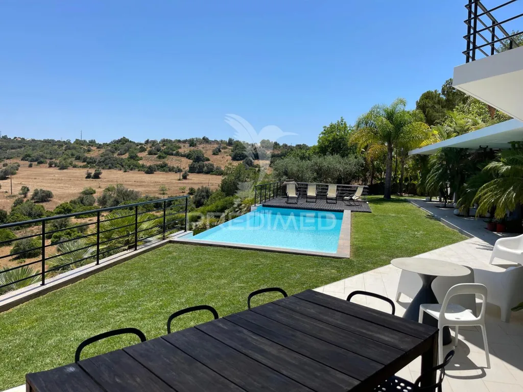 Piscine - Luxury Villa with Infinity Pool in Belmonte