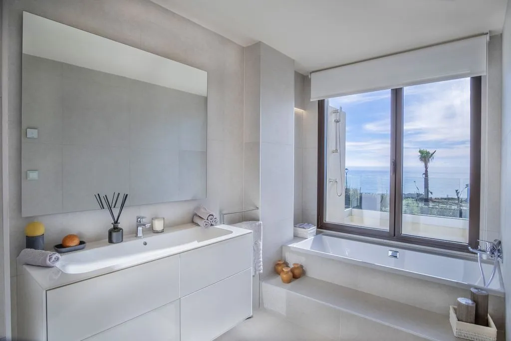 Vannitoad - Beachfront Villa with Pool in Estepona