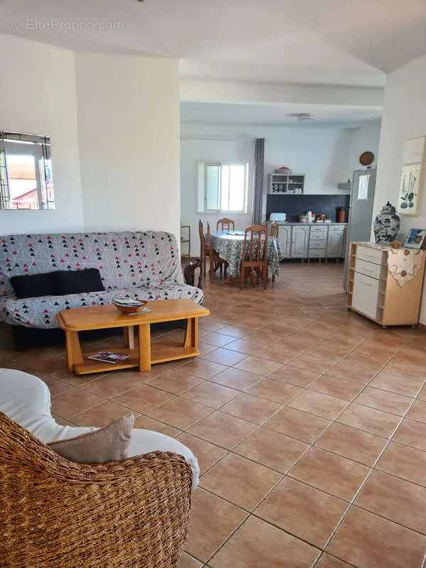 Séjour - Maison T6 avec Jardin et Terrasse à Saint-Joseph