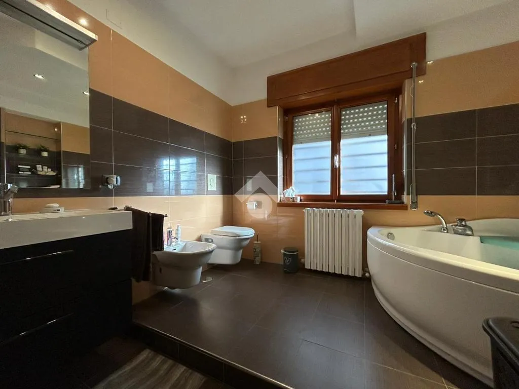 Bagni - South-Facing Apartment with Balcony in Cosenza