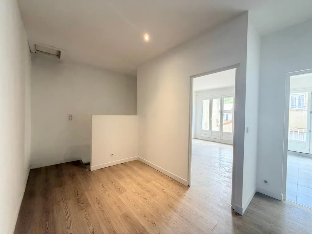 Pièces - Maison Rénovée avec Balcon et Jardin à Avignon