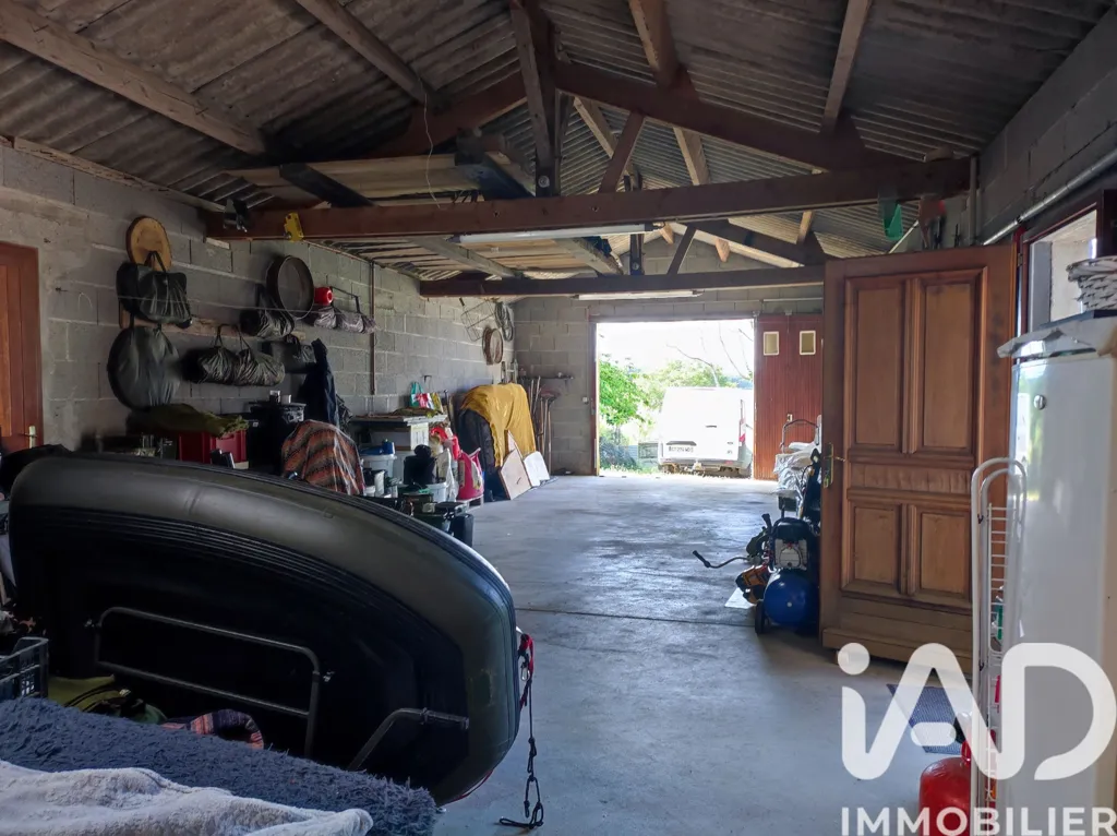 Garage - Maison de Campagne avec Vue Dégagée à Berrie