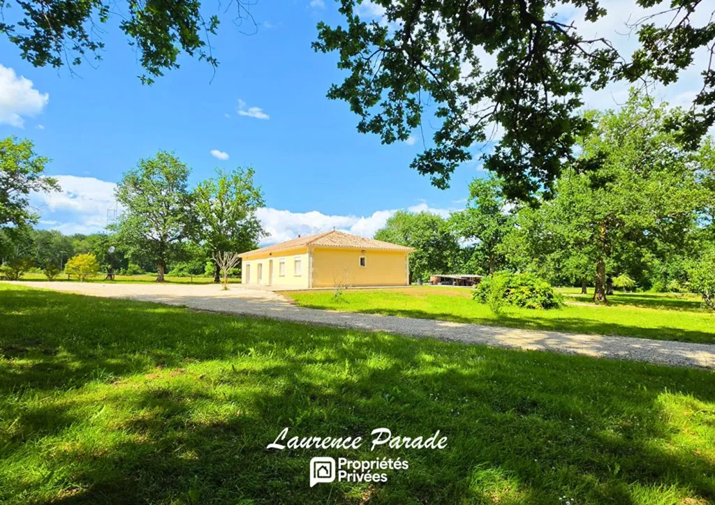 Jardin - Propriété de Charme avec Gîte et Hangar en Campagne