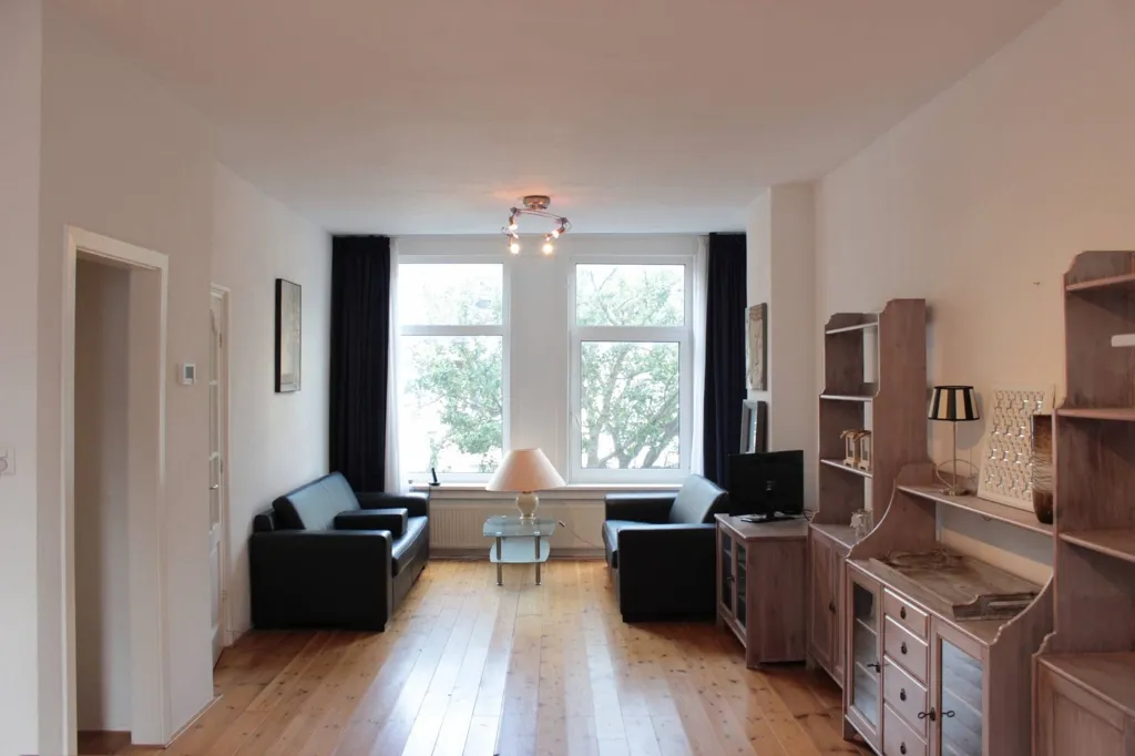 Séjour - Upper House with High Ceilings in Den Haag