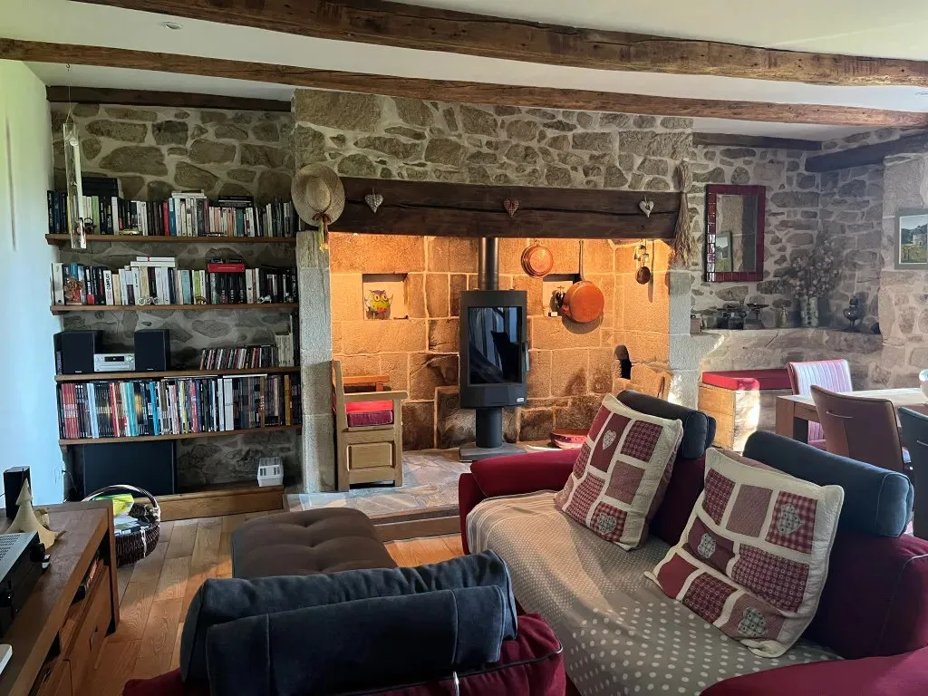 Séjour - Cottage Rénové avec Terrasse et Terrain à Argentat