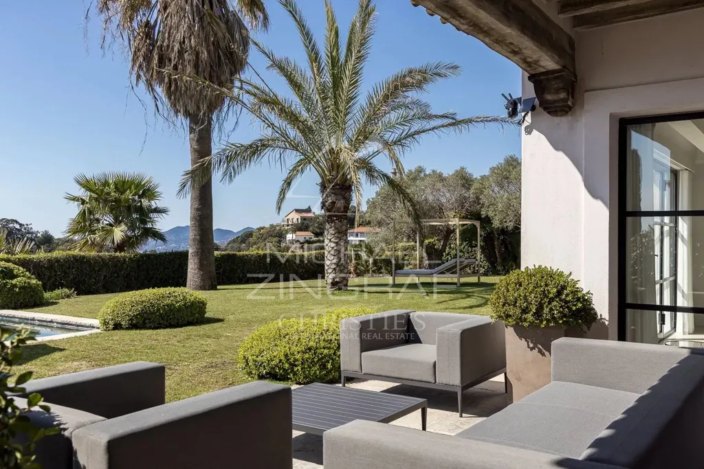 Terrasse - Villa avec Vue Panoramique sur la Mer à SuperCannes