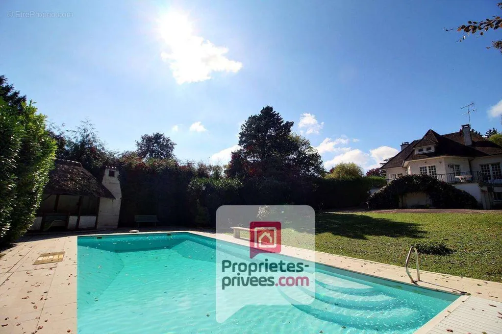 Bassein - Spacious House with Pool in Amilly