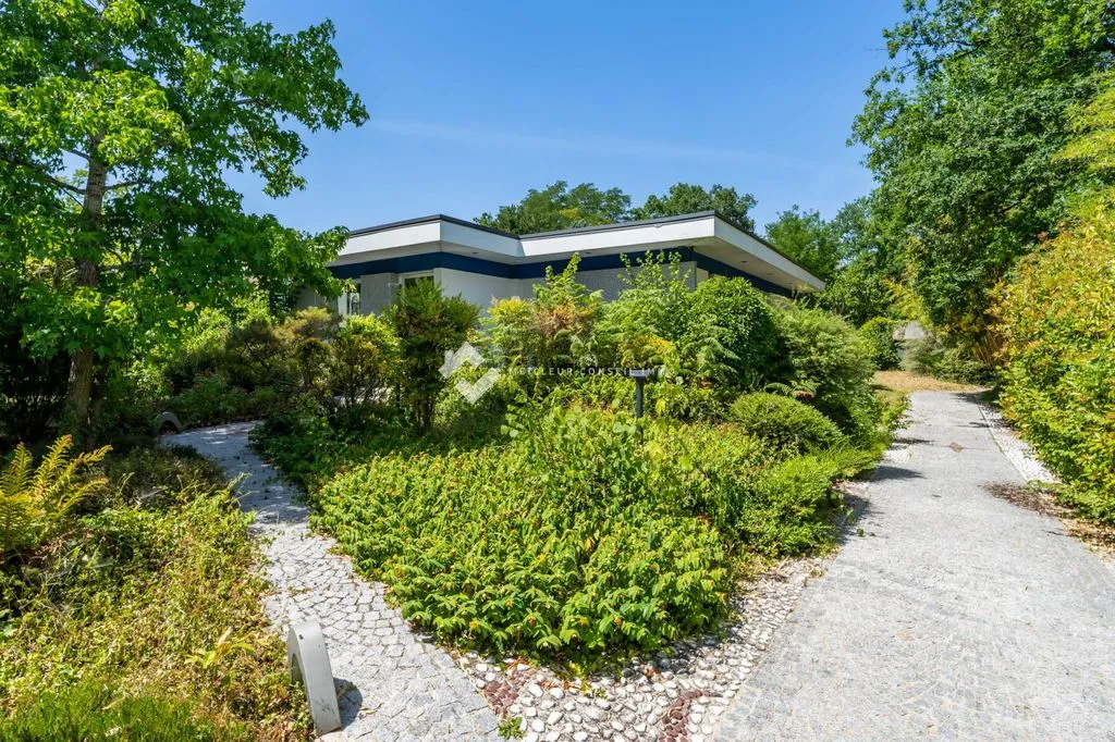 Giardino - Architectural House with Pool in Dammarie-les-Lys