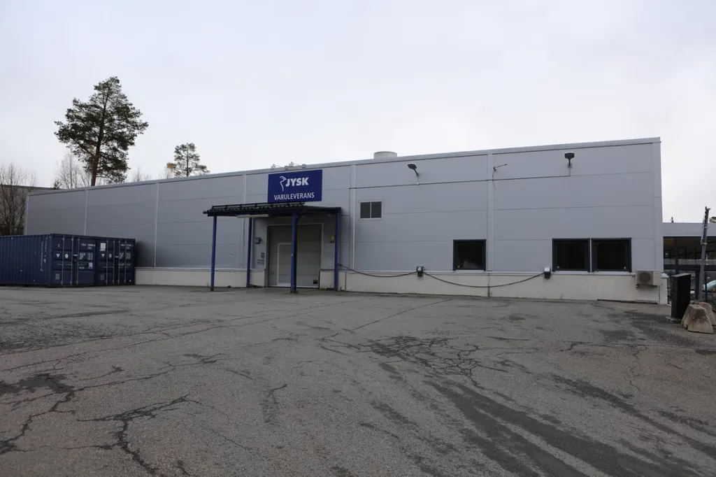Extérieur - Large Property with Ample Parking near E14