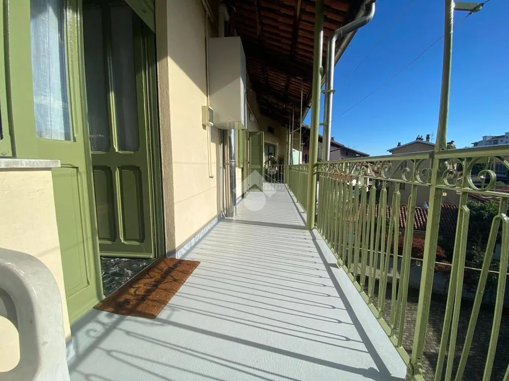Balcon - Multi-Unit Building with Balconies in Samone
