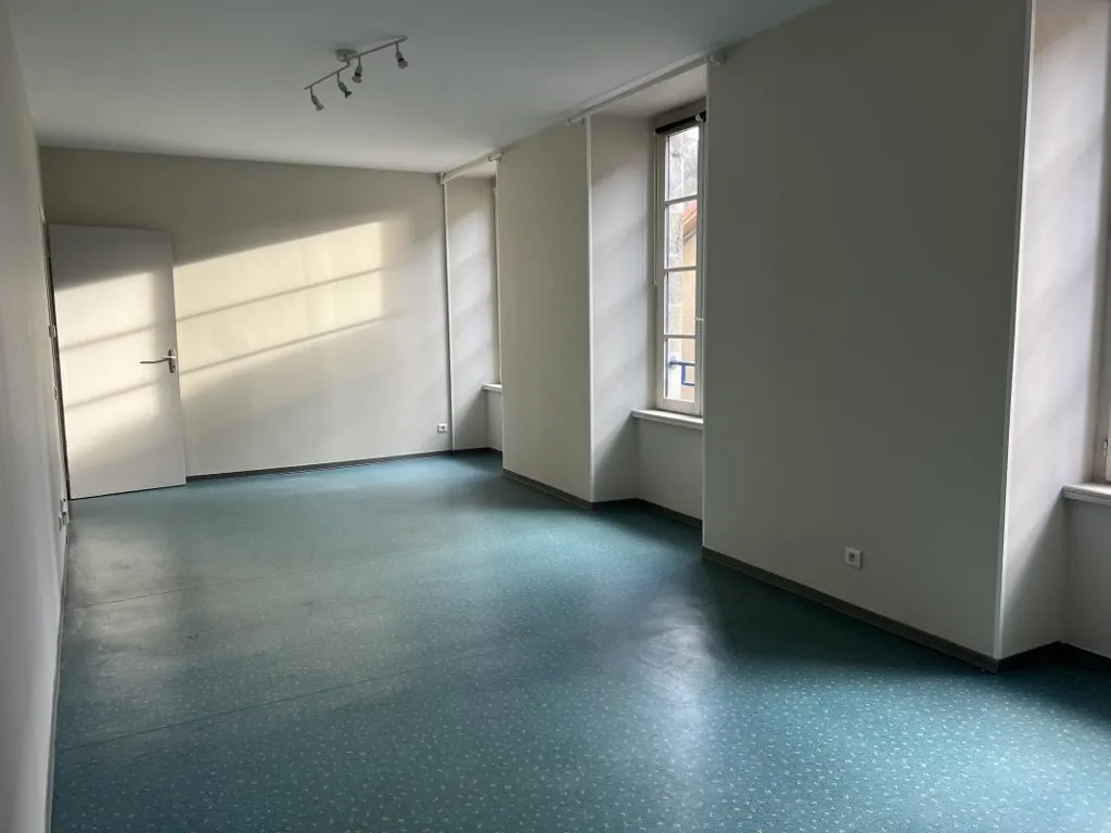 Pièces - Appartement Ensoleillé avec Ascenseur en Centre-Ville