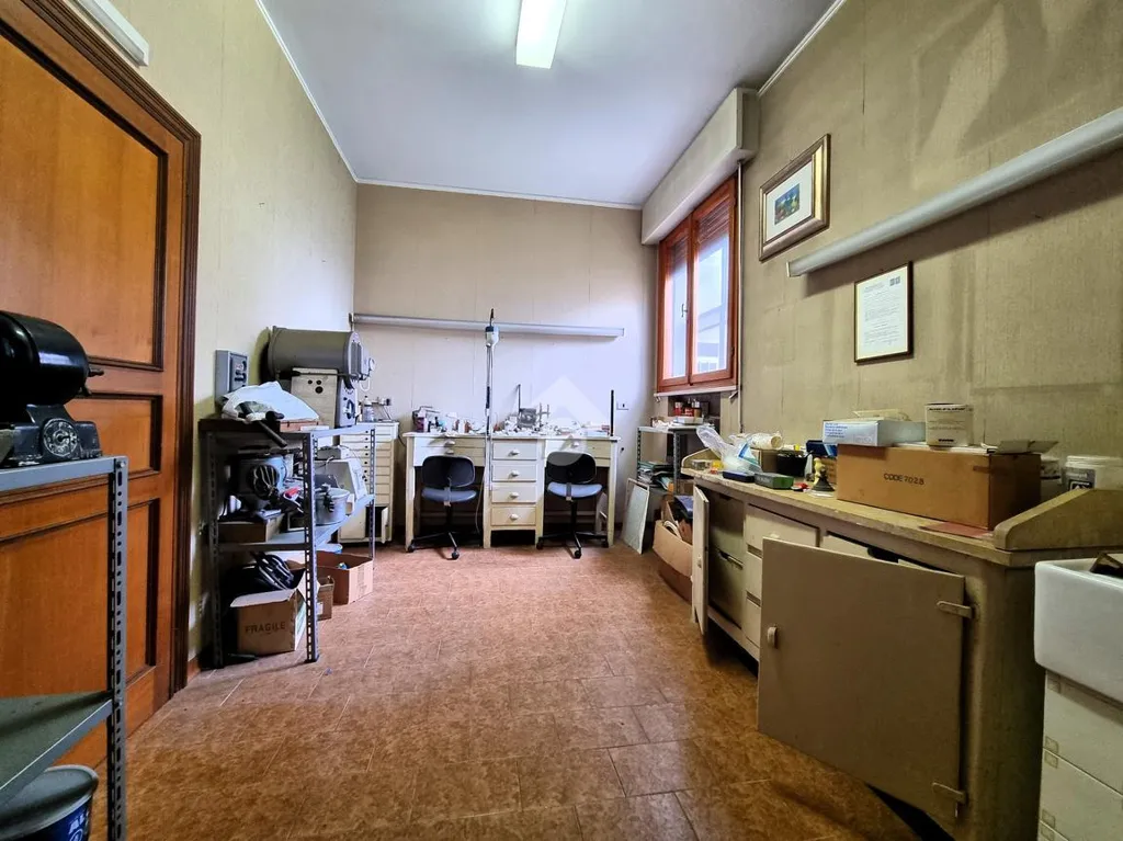 Bureau - Villa with Garden in Borgo Virgilio