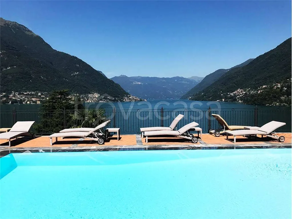 Piscina - Appartamento con vista lago e giardino a Faggeto Lario