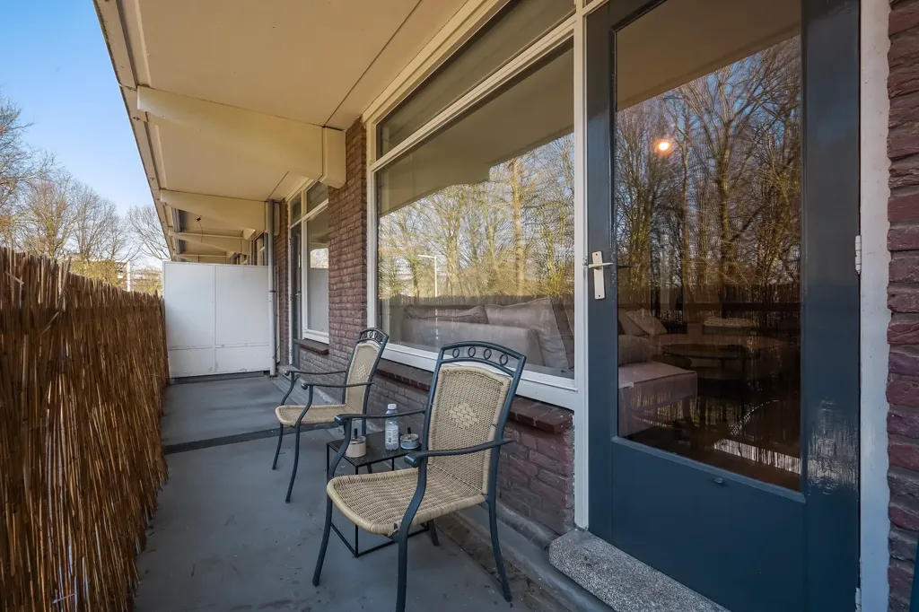 Balcon - 5-Bedroom Gallery Flat with Balcony in Leidschendam