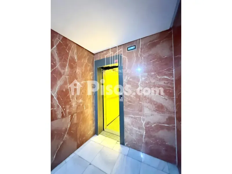 Esik - Student Flat with Balcony in Avenida de Mirat