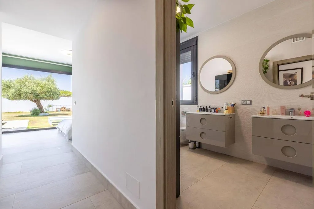 Bathrooms - Detached House with Pool in Guadacorte, Andalusia
