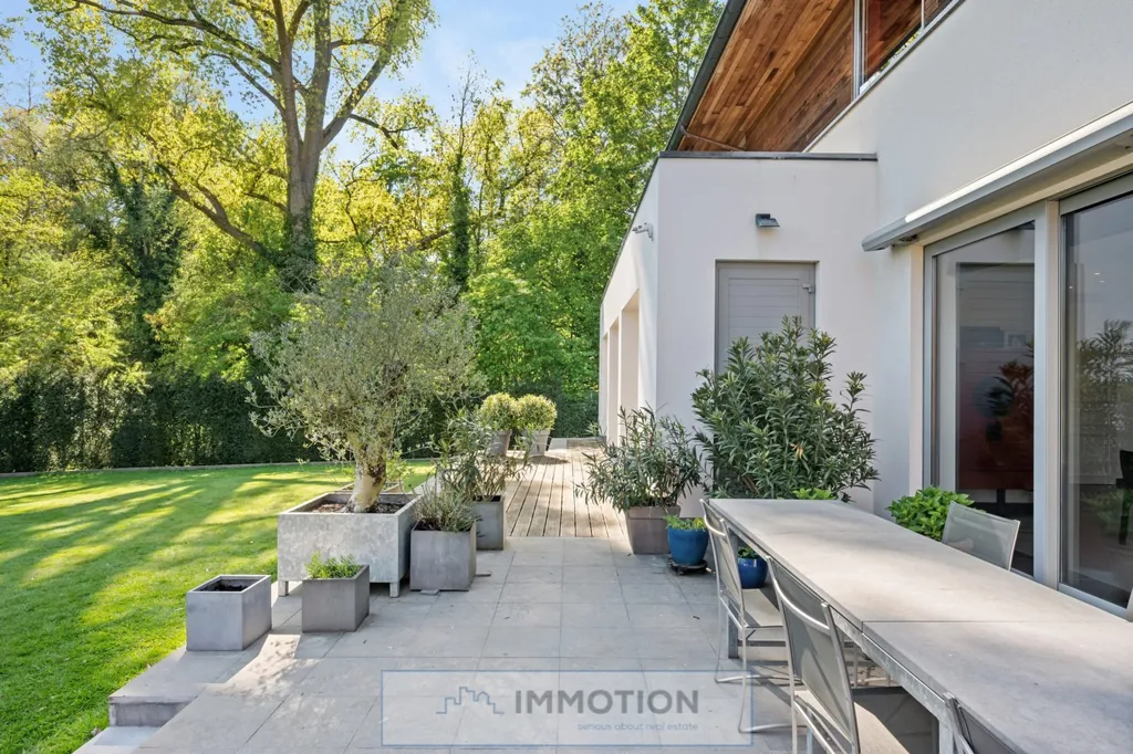 Terrazza - Stylish Villa with South-Facing Garden in Luxurious Setting