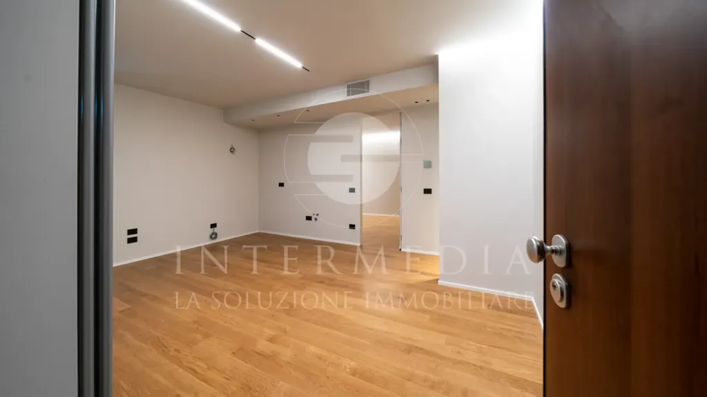 Esik - Rusticated Flat with Balcony in Brescia