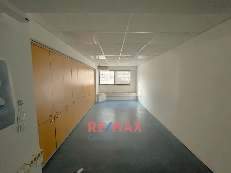 Entrée - Office for Rent with Sea View in Kallithea