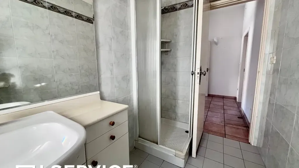 Salles de bain - Three-Bedroom Apartment with Balcony in Cervia